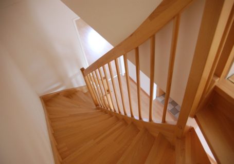 Co warto wiedzieć przed montażem schodów drewnianych wewnątrz domu?