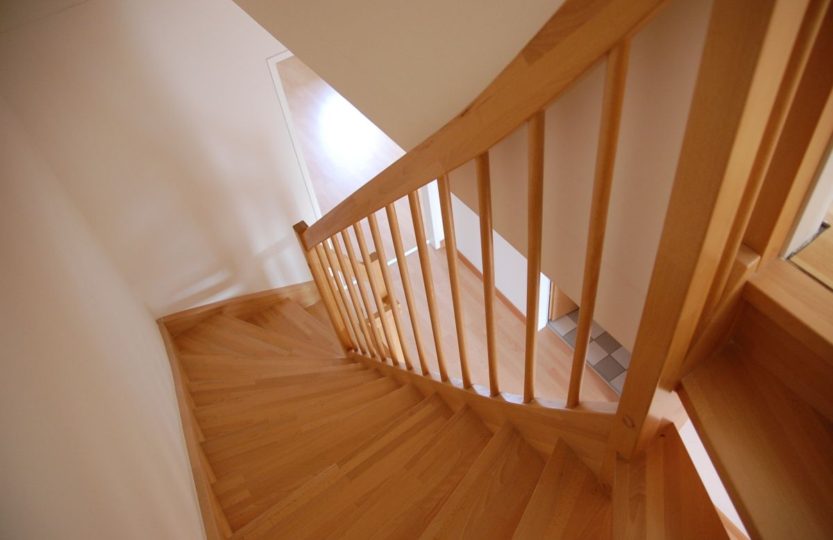 Co warto wiedzieć przed montażem schodów drewnianych wewnątrz domu?